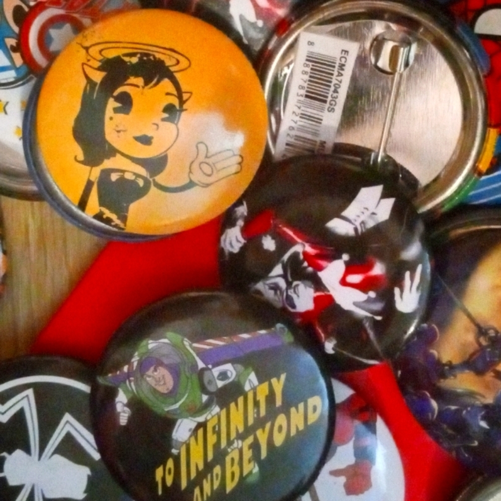 8 Marvel Pin Button
